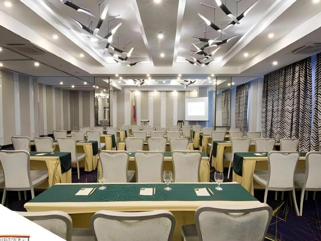 Hive Hotel Кесон-Сити Экстерьер фото