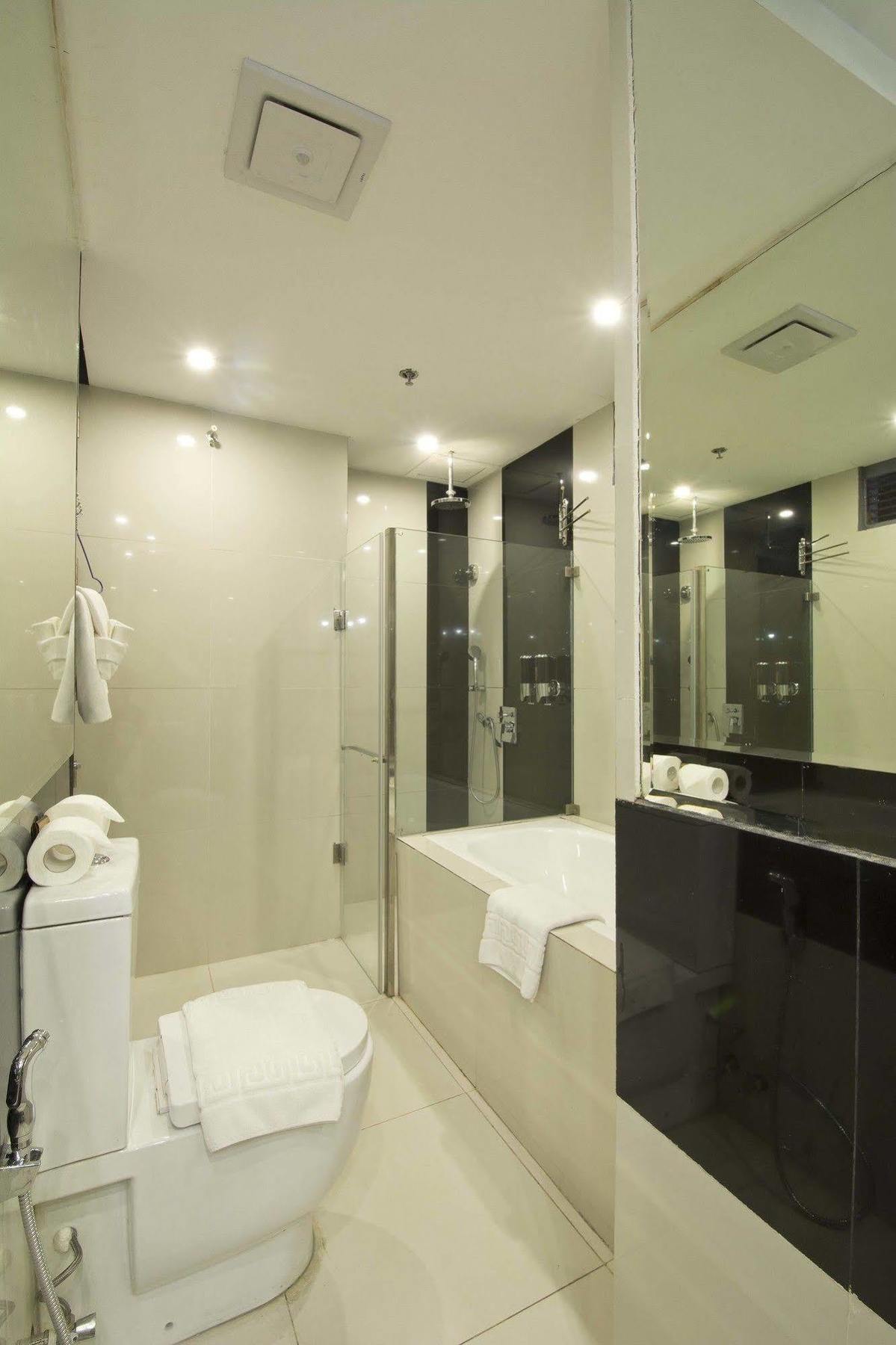 Hive Hotel Кесон-Сити Экстерьер фото