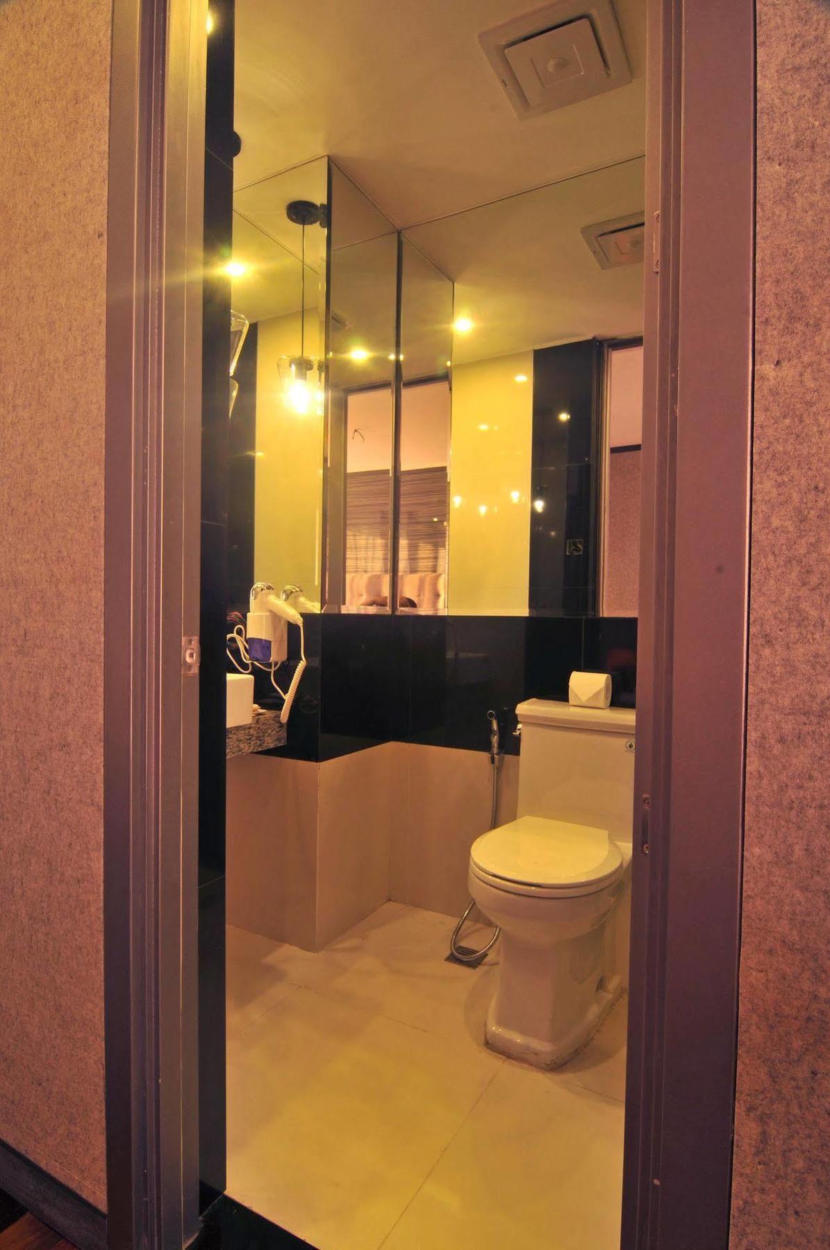 Hive Hotel Кесон-Сити Экстерьер фото