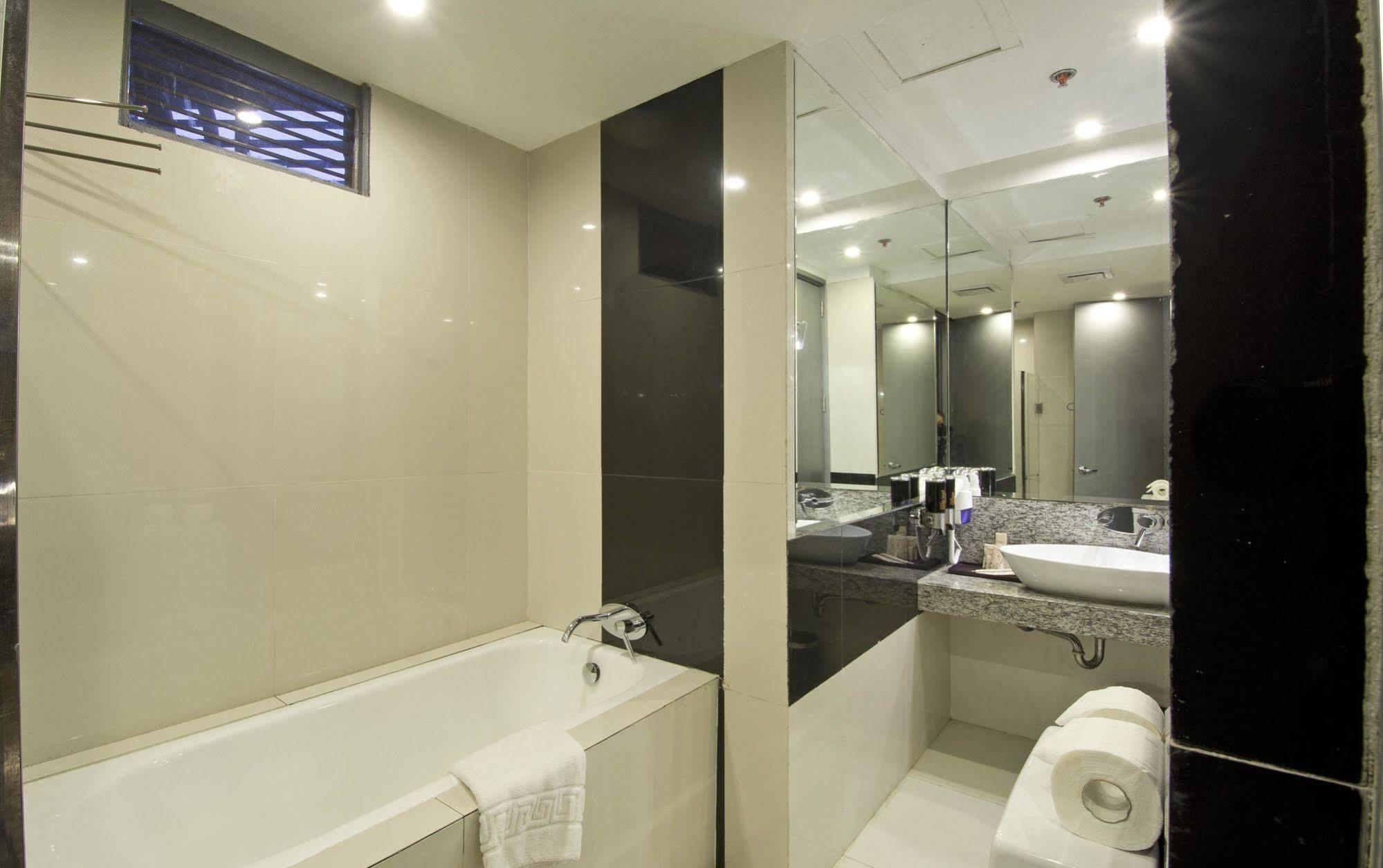 Hive Hotel Кесон-Сити Экстерьер фото