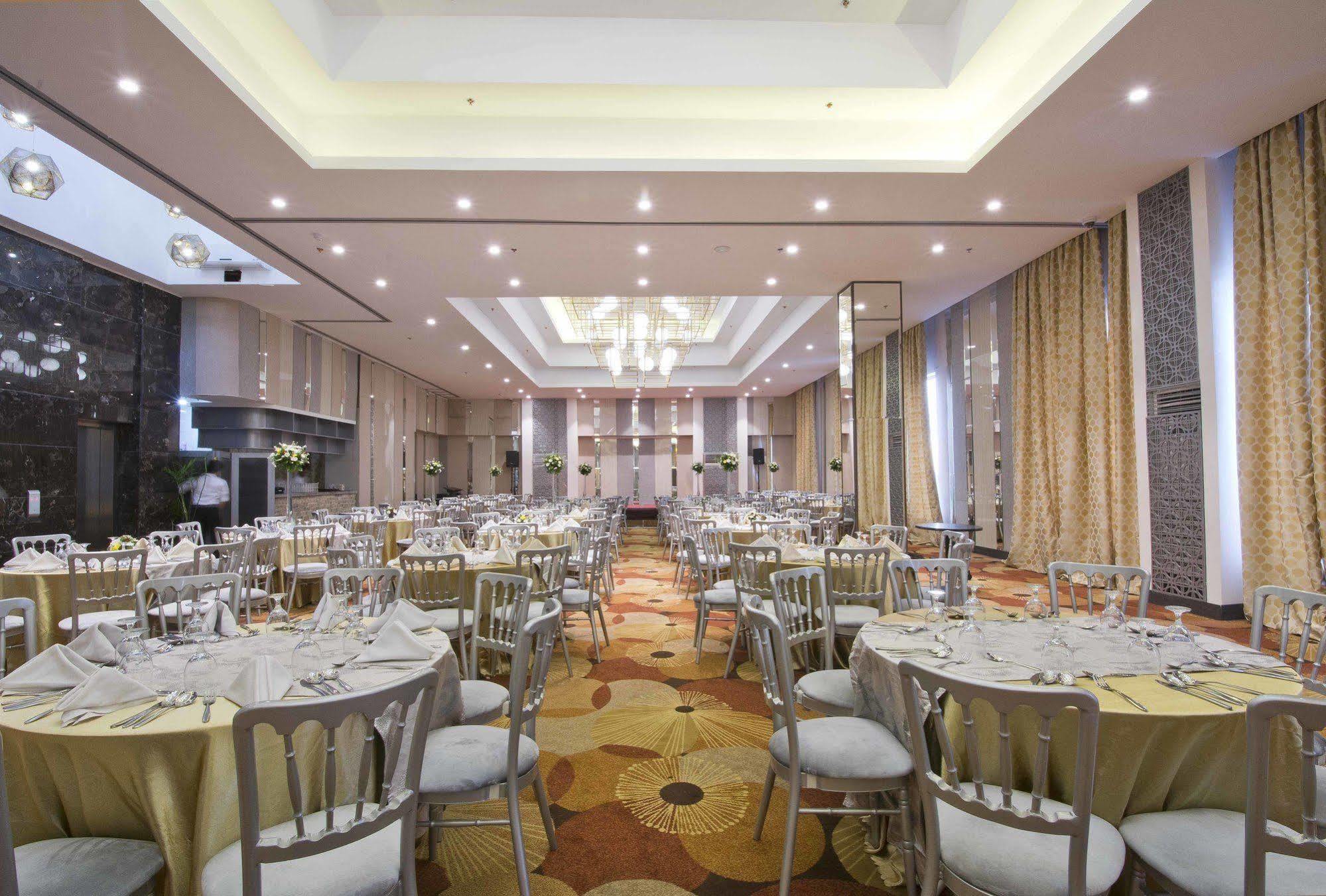 Hive Hotel Кесон-Сити Экстерьер фото