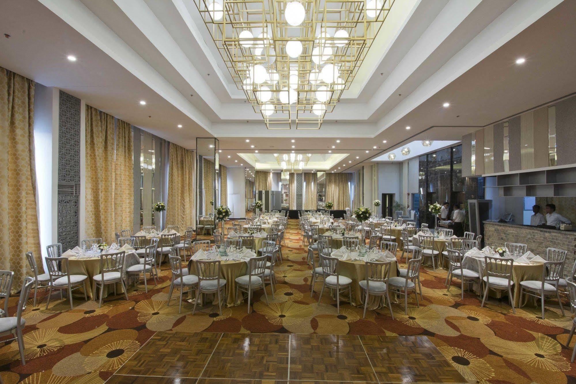 Hive Hotel Кесон-Сити Экстерьер фото