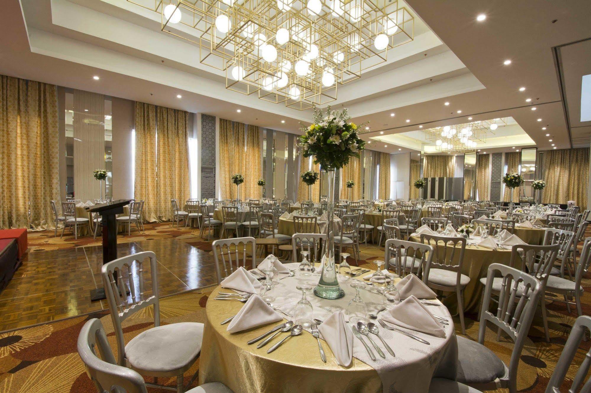 Hive Hotel Кесон-Сити Экстерьер фото